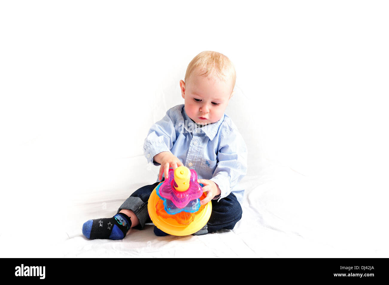 Ein junges Kind Junge spielt mit einem bunten Spielzeug. Stockfoto