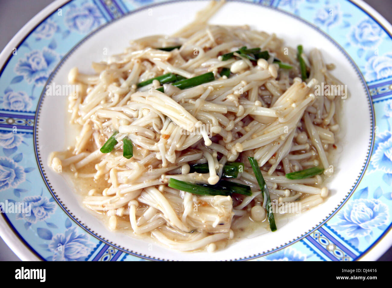 Champignons mit Pfeffer und Basilikum, lokale Speisen in Thailand zu mischen. Stockfoto