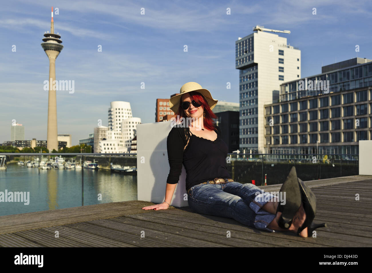 Mädchen sitzt in Düsseldorf mit Stockfoto