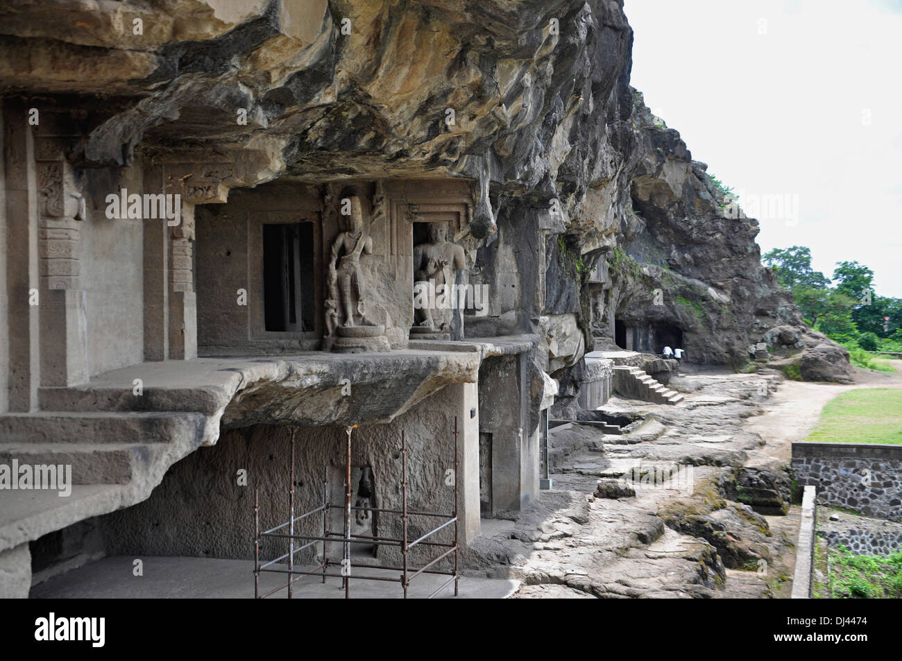 Höhle 4: Fassade. Es ist eine zweistöckige Höhle. Ellora Höhlen, Aurangabad, Maharashtra, Indien Stockfoto