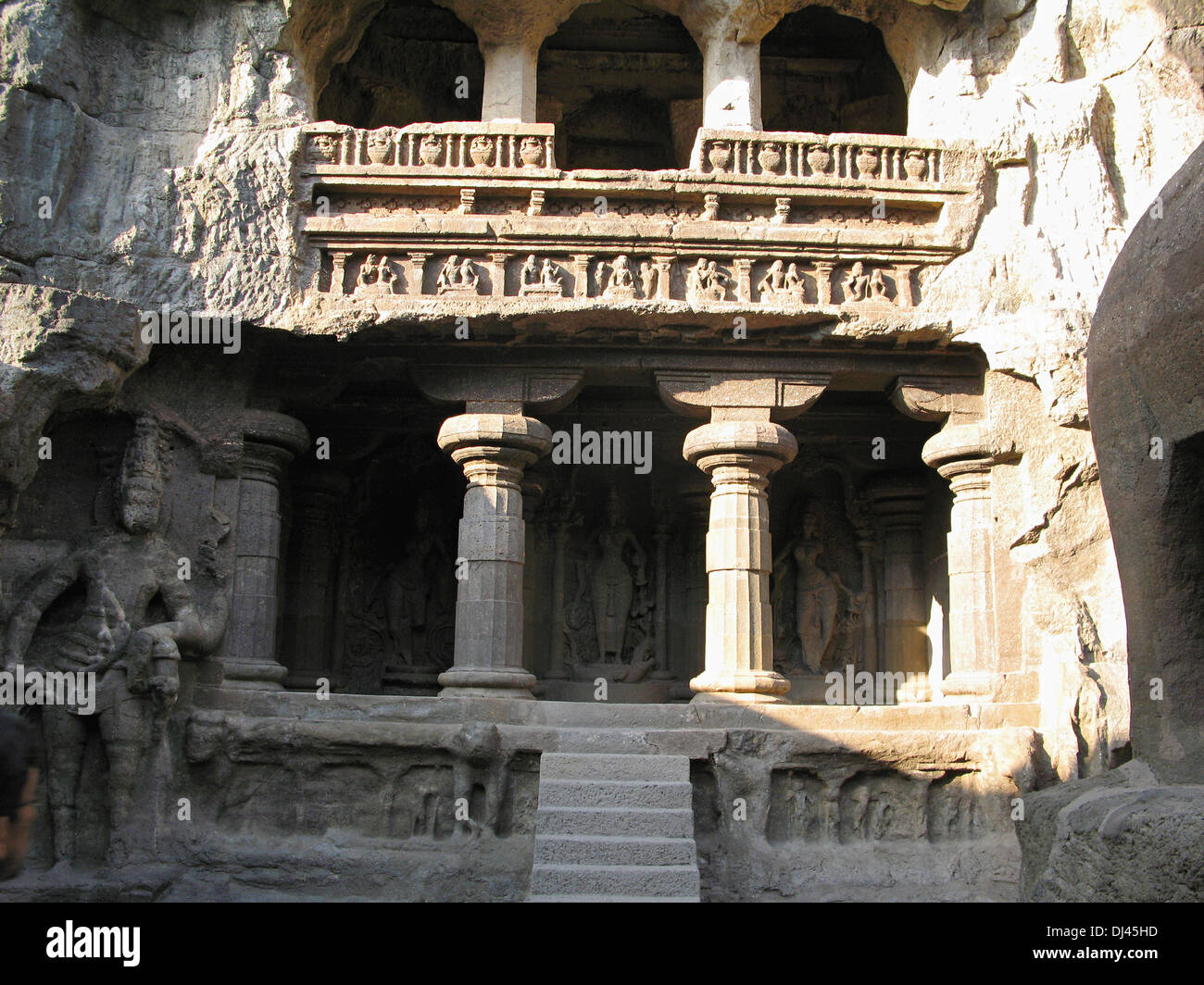 Höhle 16: Schrein des Flusses Göttinnen. Dwarapala oder Telefonzentrale am Eingang. Ellora Höhlen, Aurangabad, Maharashtra, Indien Stockfoto