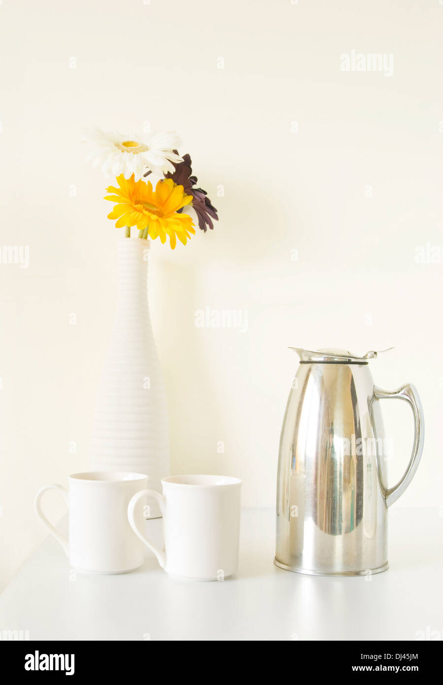 Weiße Tassen-Set und Vase auf weißen Tisch Stockfoto