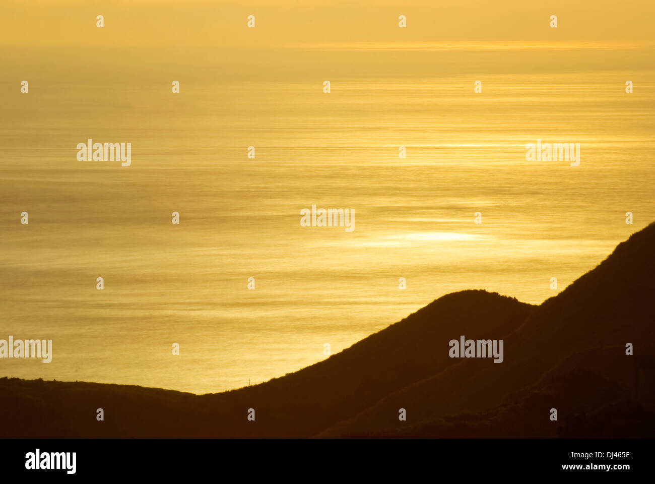 Goldene Sonne auf dem Meer Stockfoto
