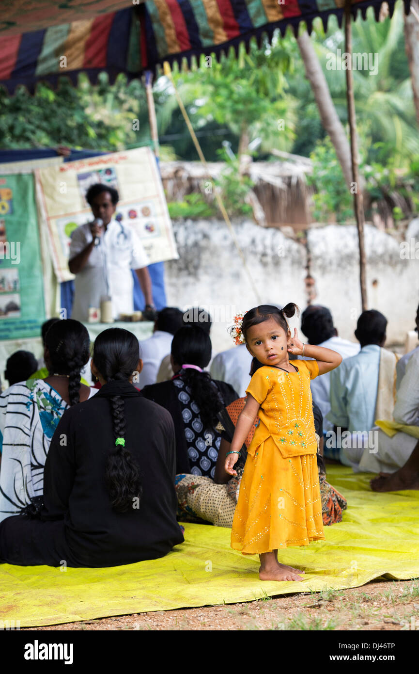 Indische Mädchen vor Zuhörer zur Gesundheitsversorgung reden Sathya Sai Baba mobile aufsuchende Hospital. Andhra Pradesh, Indien Stockfoto