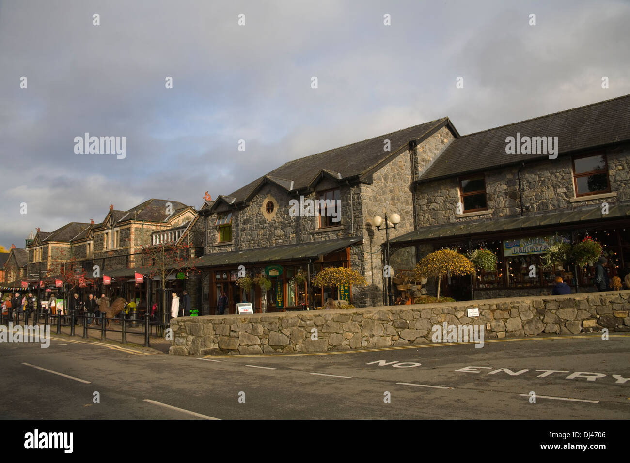 Betws-y-Coed Gwynedd North Wales UK Parade der Geschäfte in dieser Stadt beliebt bei outdoor-Enthusiasten Stockfoto