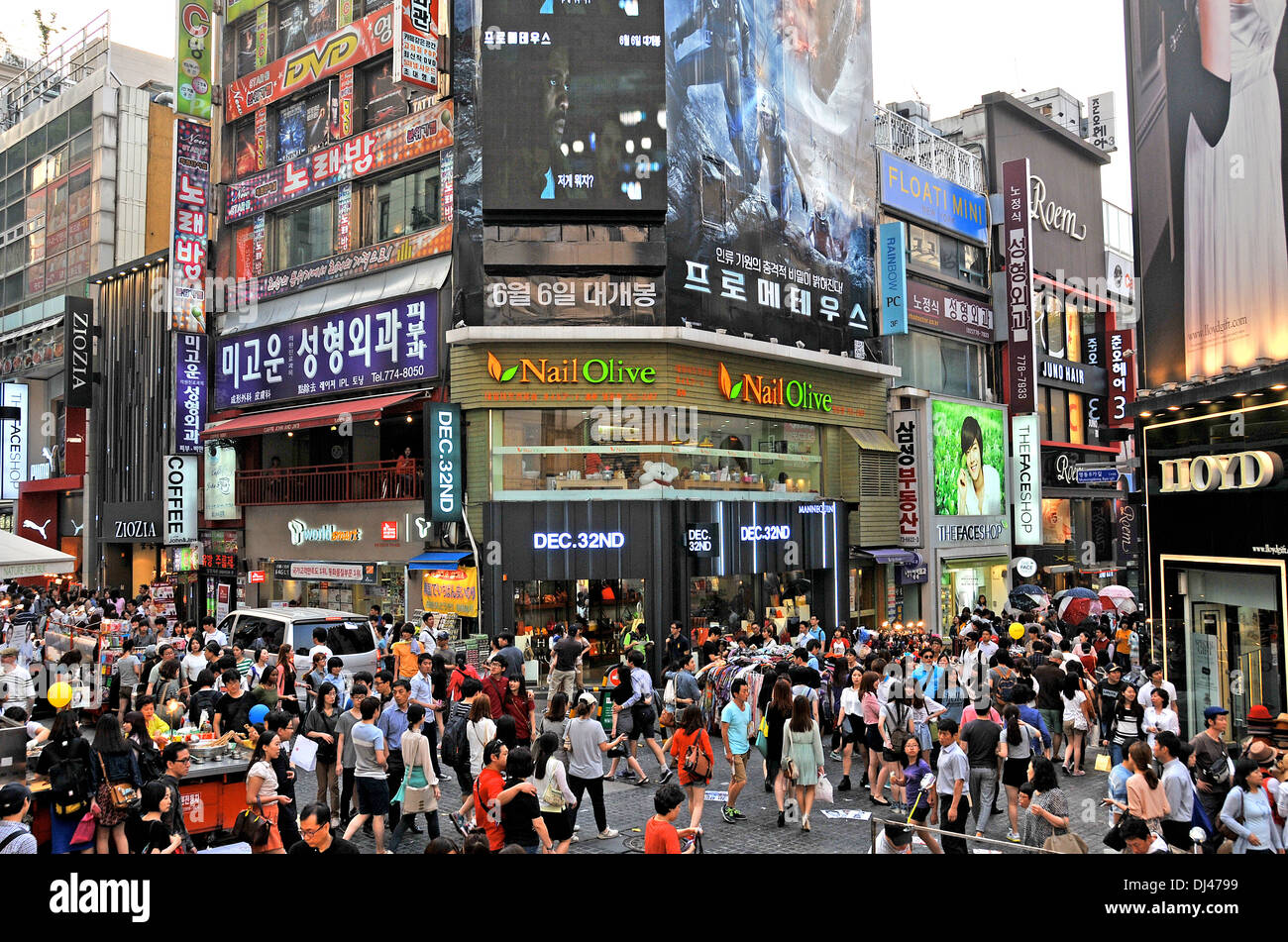 Straßenszene Geschäftsviertel Seoul Südkorea Stockfoto