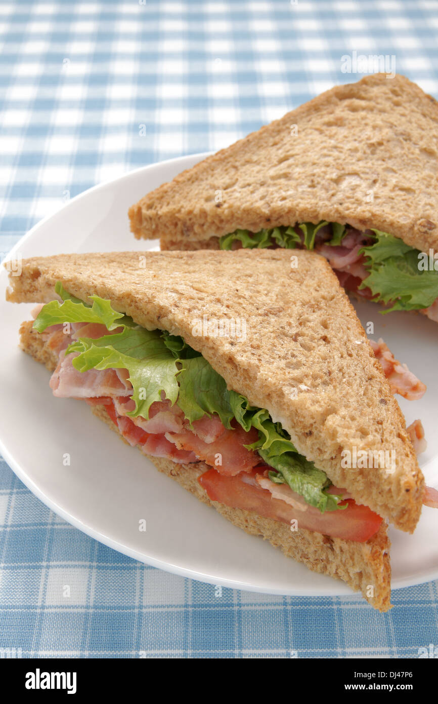 Speck Kopfsalat und Tomaten-Sandwich auf gemälzte Vollkornbrot Stockfoto