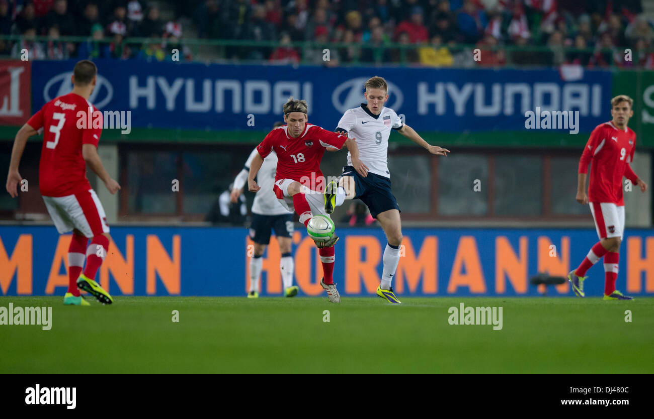 Wien, Österreich. 19. November 2013. Den USA Aron Johannsson (R) wetteifert um den Ball mit Österreichs Christoph Leitgeb während das Freundschaftsspiel zwischen Österreich und den USA im Ernst Happel Stadium in Wien, Österreich, 19. November 2013. Foto: Thomas Eisenhuth/Dpa/Alamy Live News Stockfoto