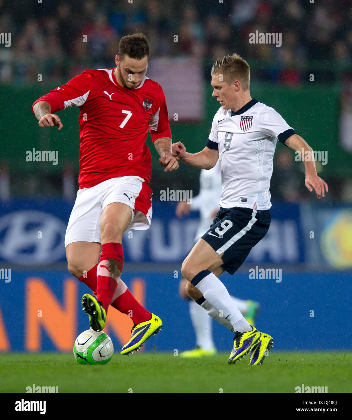 Wien, Österreich. 19. November 2013. Den USA Aron Johannsson (R) wetteifert um den Ball mit Österreichs Marko Arnautovic während das Freundschaftsspiel zwischen Österreich und den USA im Ernst Happel Stadium in Wien, Österreich, 19. November 2013. Foto: Thomas Eisenhuth/Dpa/Alamy Live News Stockfoto