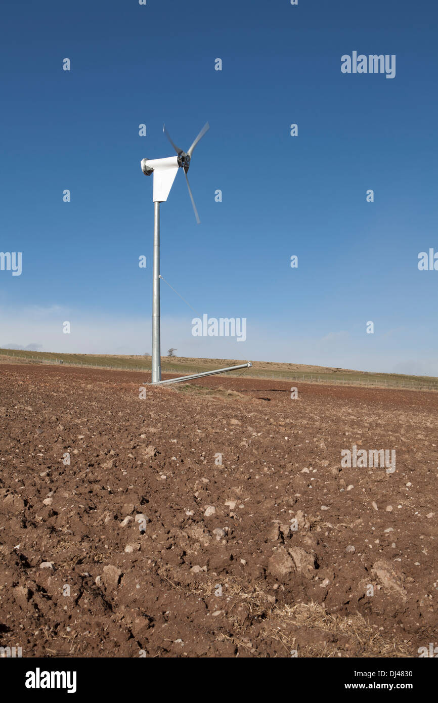 Windturbine gegen ein strahlend blauer Himmel auf einem Bauernhof. Stockfoto