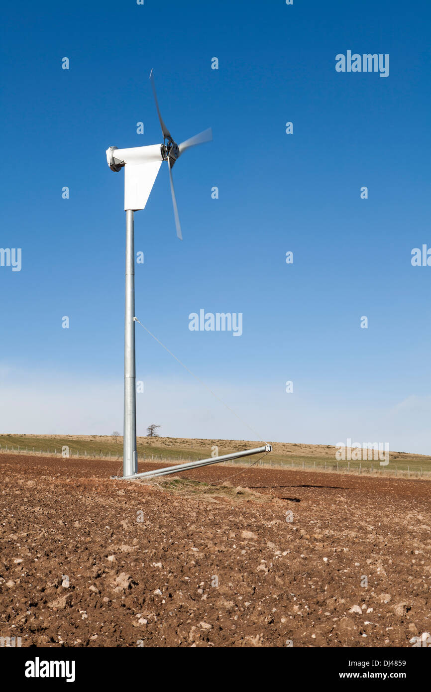 Windturbine gegen ein strahlend blauer Himmel auf einem Bauernhof. Stockfoto
