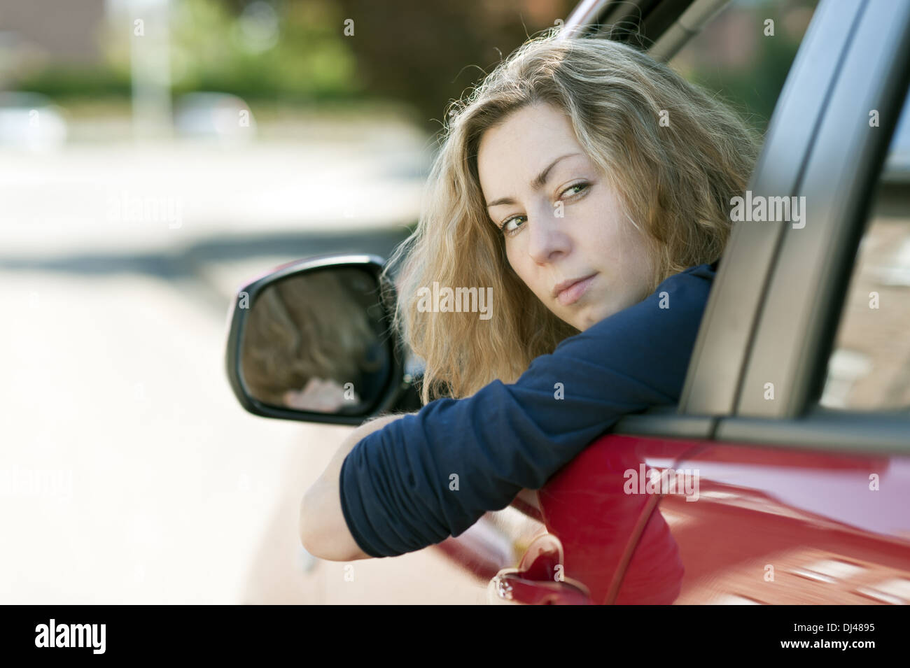 junge Frau schaut aus dem Fenster eines Autos Stockfoto