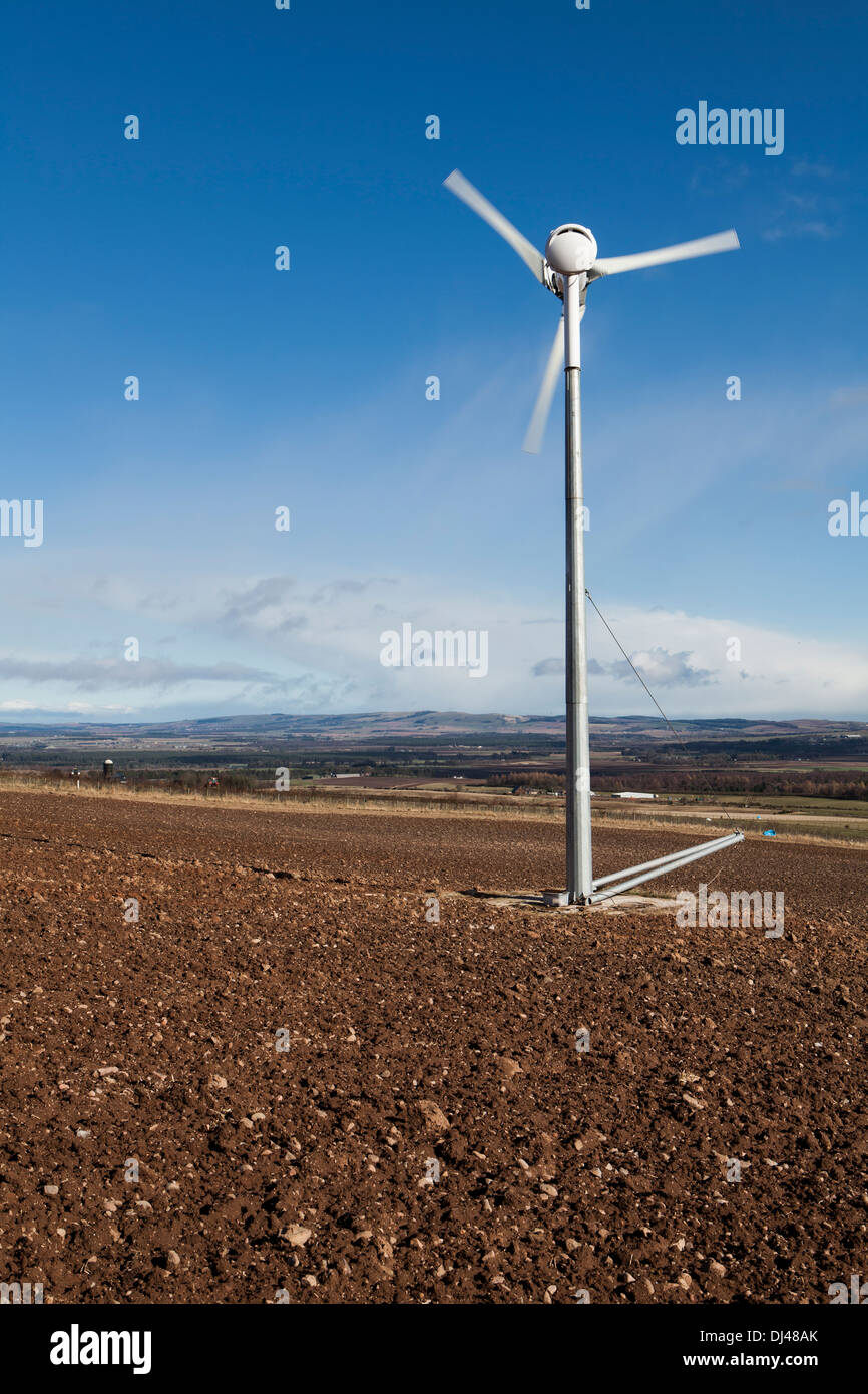 Windturbine gegen ein strahlend blauer Himmel auf einem Bauernhof. Stockfoto