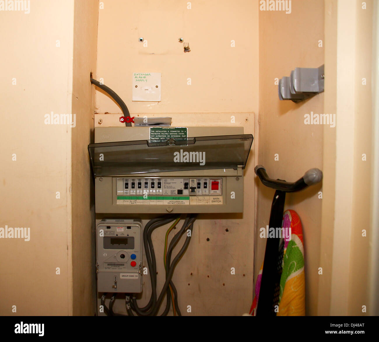 Meter und Verteilung Schalttafel im heimischen Schrank Stockfoto