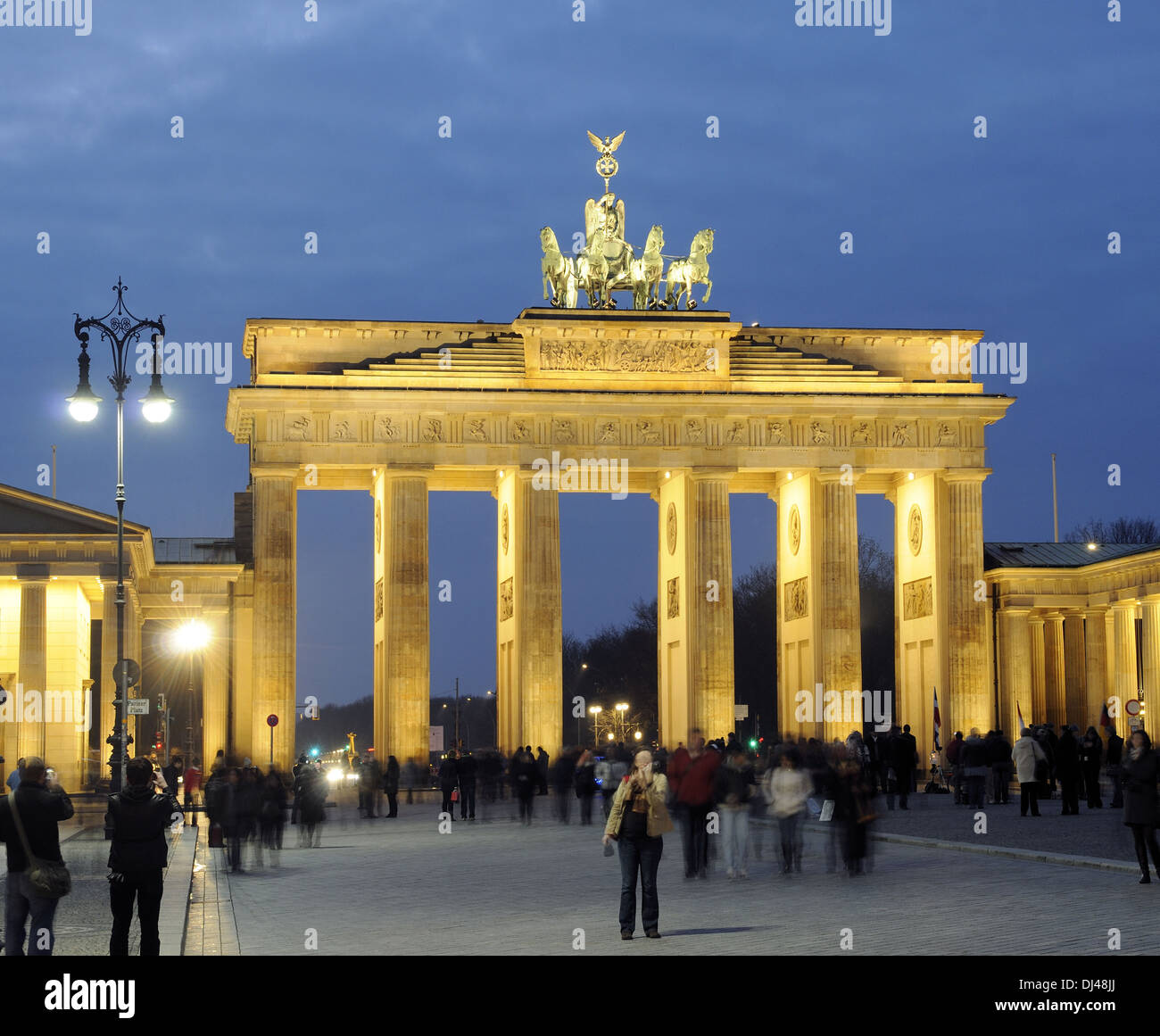 Brandenburger Tor in Berlin bei Nacht Stockfoto