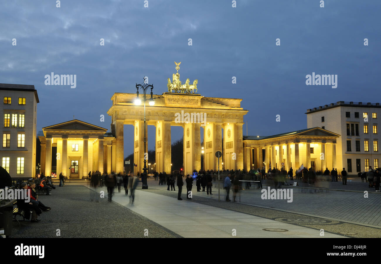 Brandenburger Tor in Berlin bei Nacht Stockfoto
