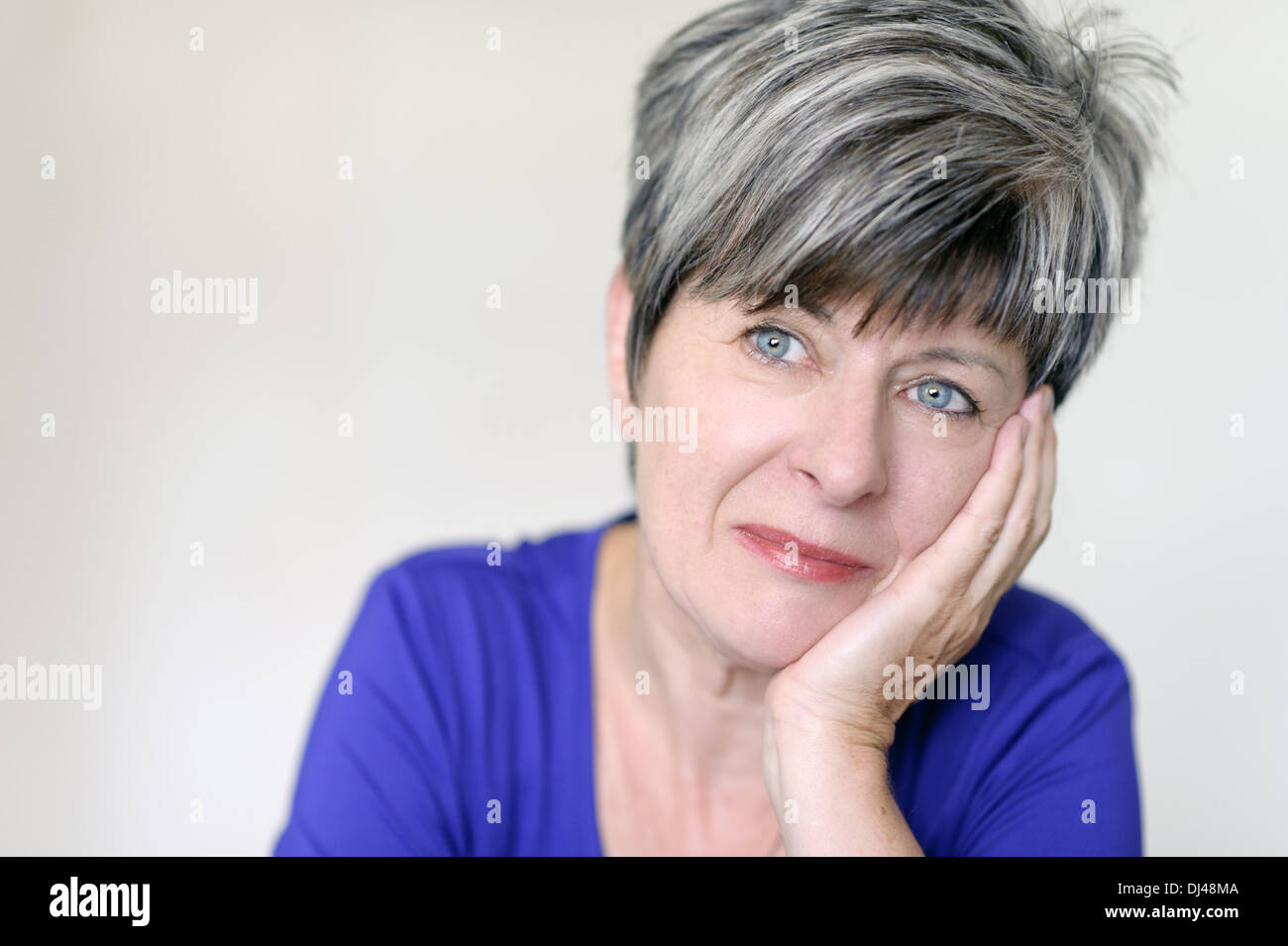 Frau, verträumt in die Ferne Stockfoto