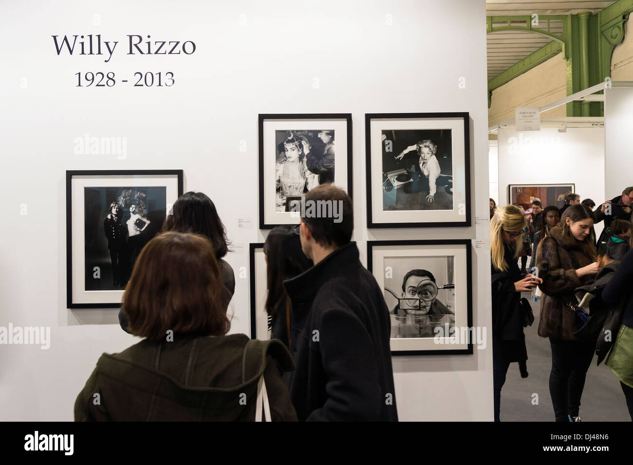 Stehen Sie auf der Kunstmesse in le Grand Palais in Paris, Frankreich Paris Foto 2013. Besucher suchen Willy Rizzo Fotografie. Stockfoto