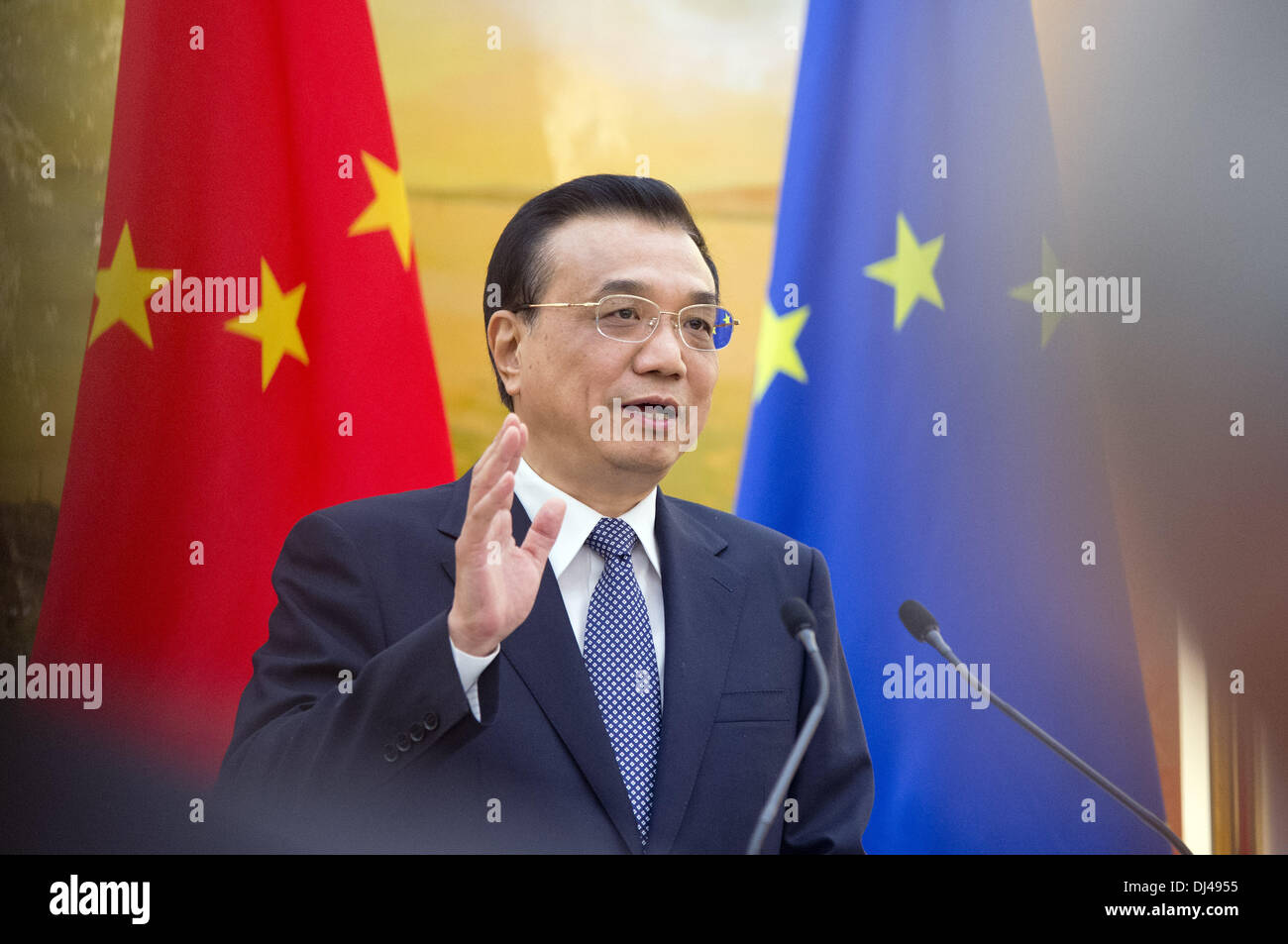 Peking, China. November 2013. Der chinesische Premierminister Li Keqiang spricht und zeigt sich bei einer Pressekonferenz in der Großen Halle des Volkes in Peking auf dem 16. EU-China-Gipfel. © Olli Geibel Stockfoto