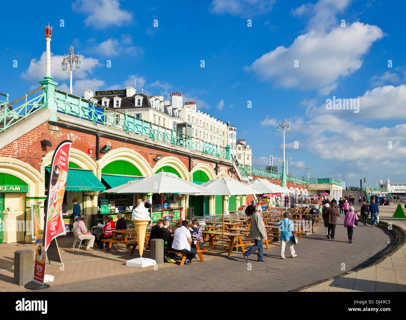 Meer und Strand Cafés am Brighton Beach West Sussex England UK GB EU Europa Stockfoto