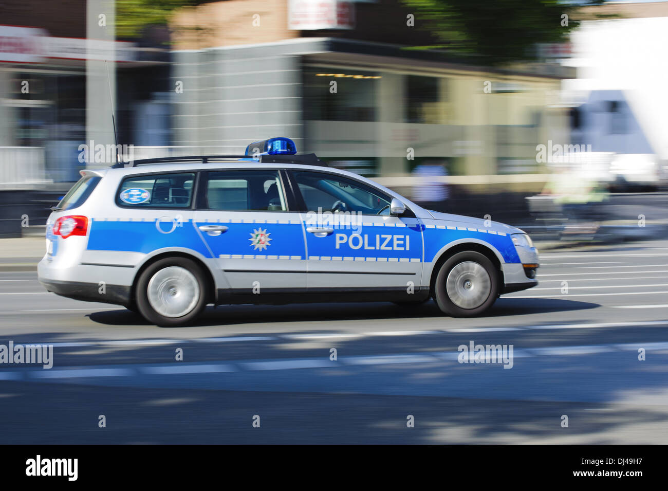 Polizei-Streifenwagen mit hoher Geschwindigkeit Stockfoto