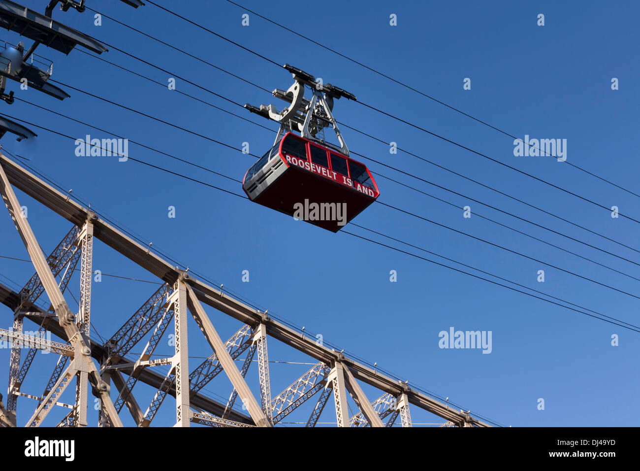 Straßenbahn an der Ed Koch Queensboro Brücke überquert den East River, NYC Stockfoto