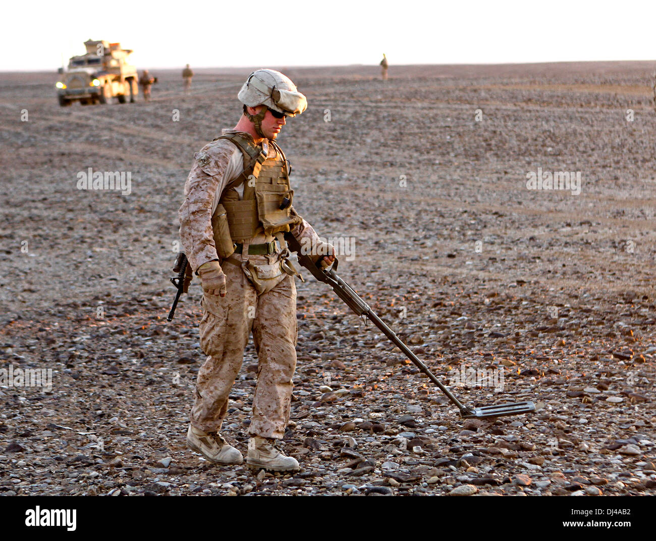 Ein US-Marine fegt für improvisierte explosive Vorrichtungen mit einem Metalldetektor auf einer Landezone während der Operation Pegasus II 10. November 2013 in der Nähe von Spin Boldak, Afghanistan. Stockfoto