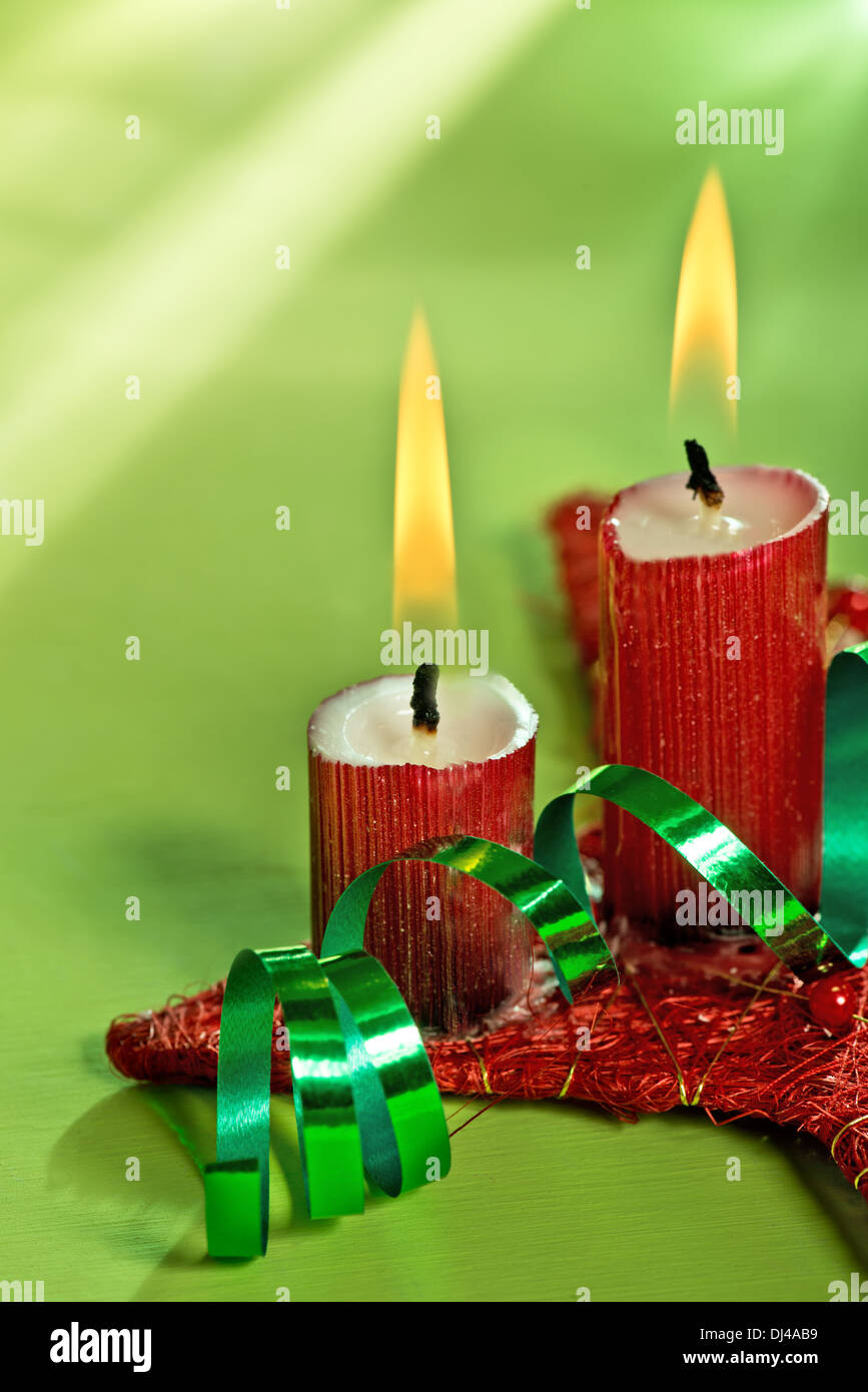 Stillleben mit roten Kerzen und grünem Hintergrund Stockfoto
