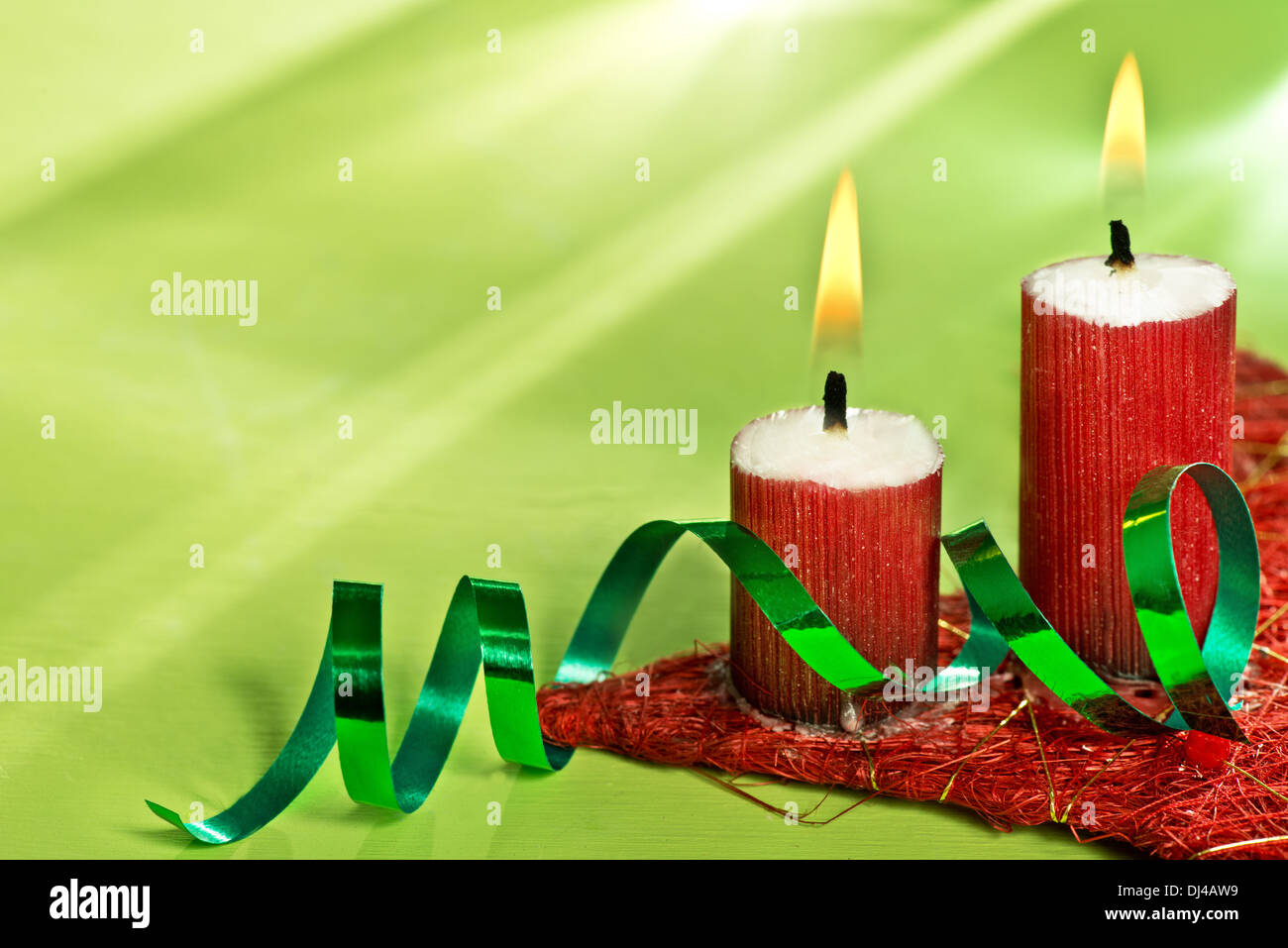 Stillleben mit roten Kerzen und grünem Hintergrund Stockfoto