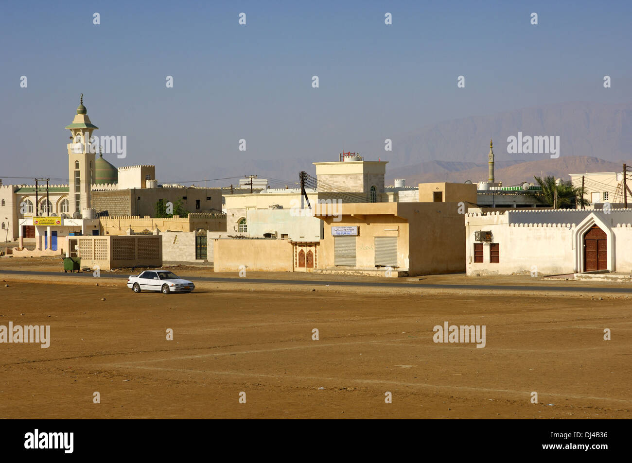 Wohnhäuser und Moschee in der Nähe von Sur, Oman Stockfoto