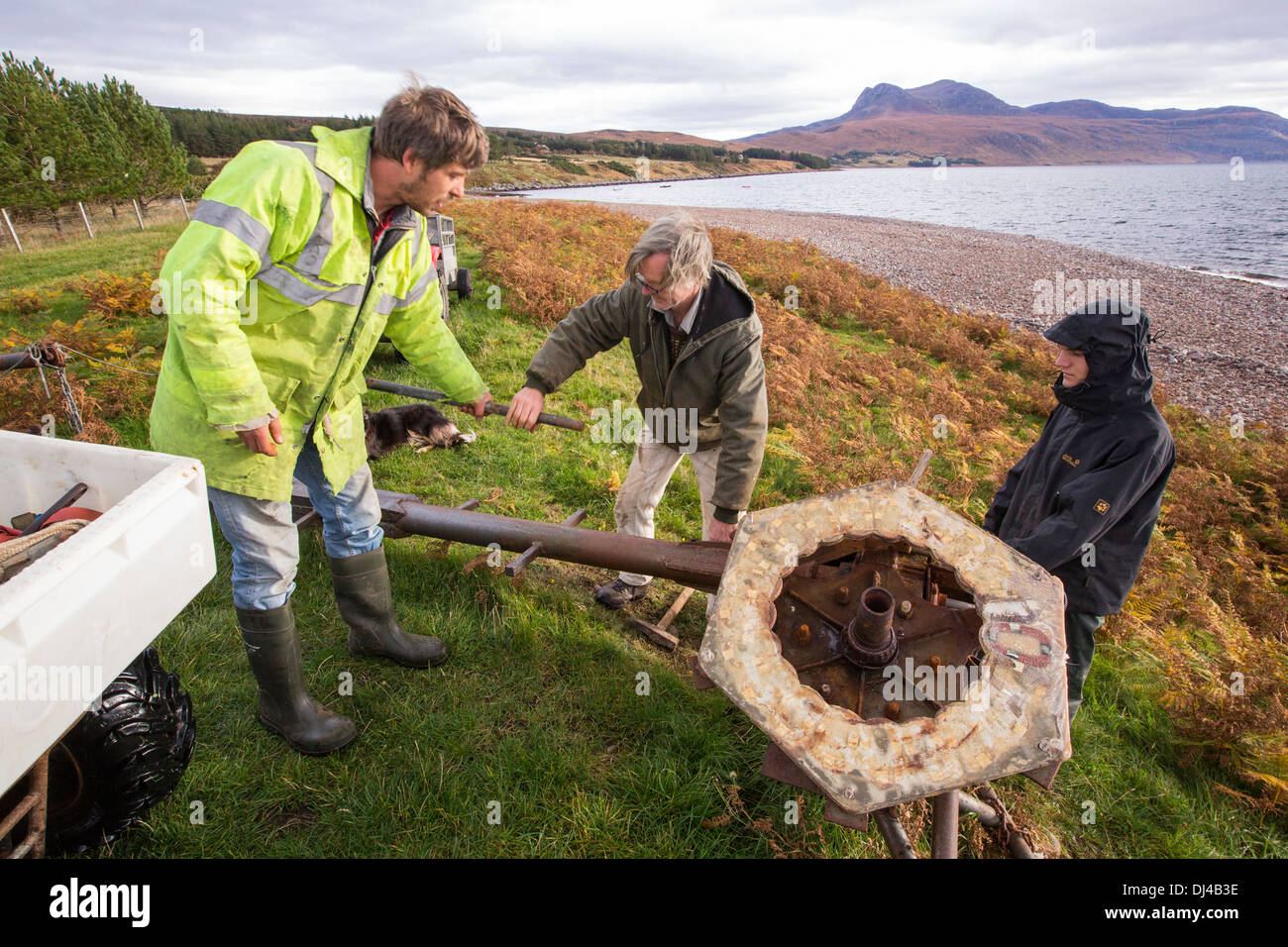 Hugh Piggott Wartungsarbeiten über seine hausgemachten Windkraftanlagen in Scoraig, in NW-Schottland, eines der am weitesten entfernten Gemeinden Stockfoto
