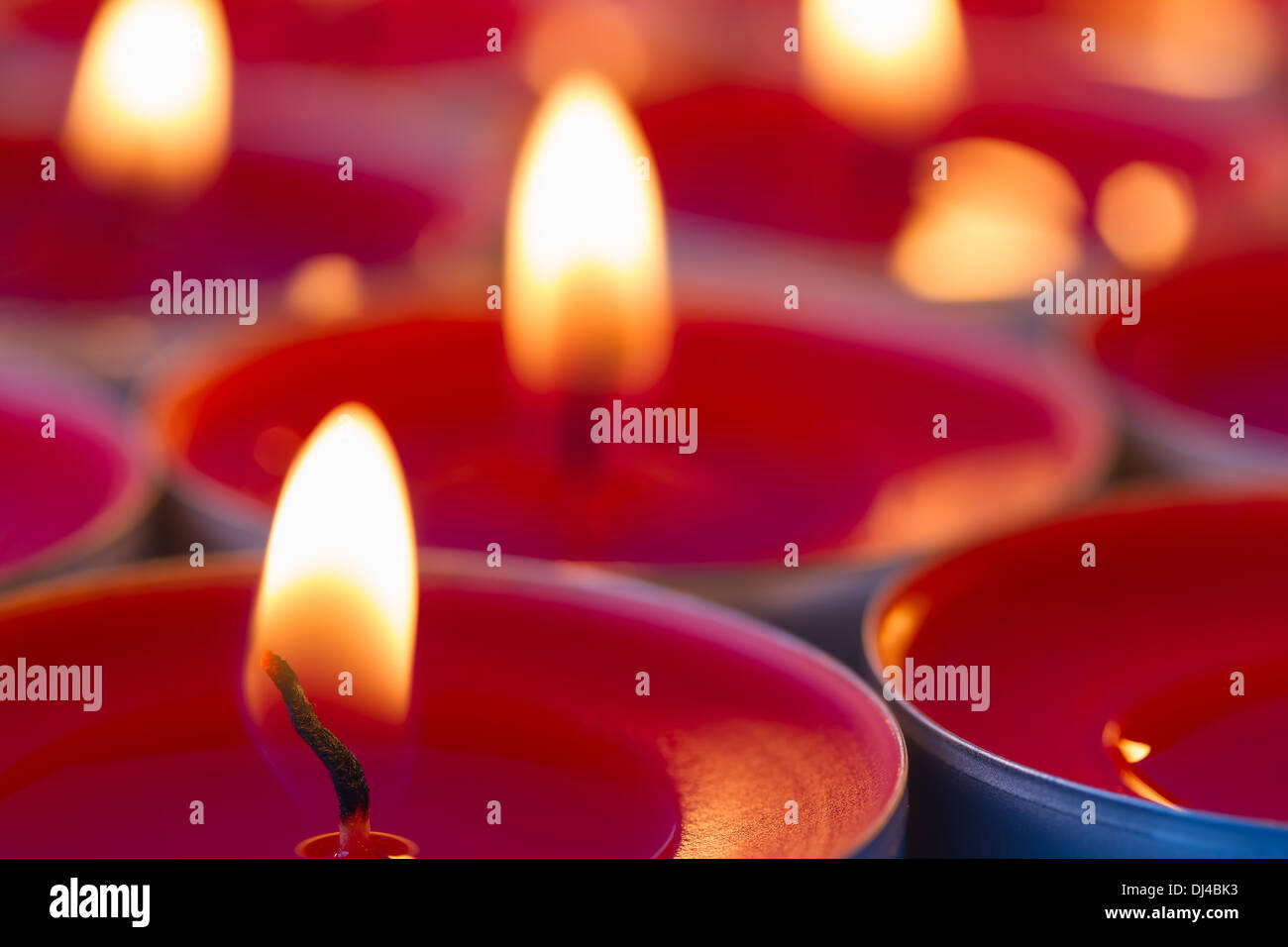Schließen Sie herauf Bild der glühende rote Teelichter Stockfoto