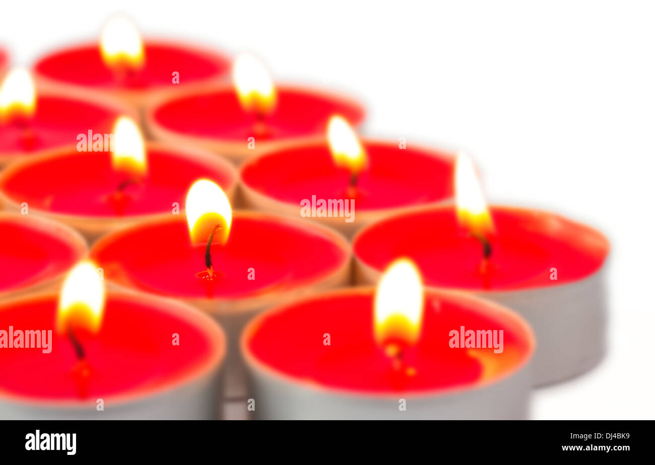 Glühend rote Tee Lichter auf weiß Stockfoto