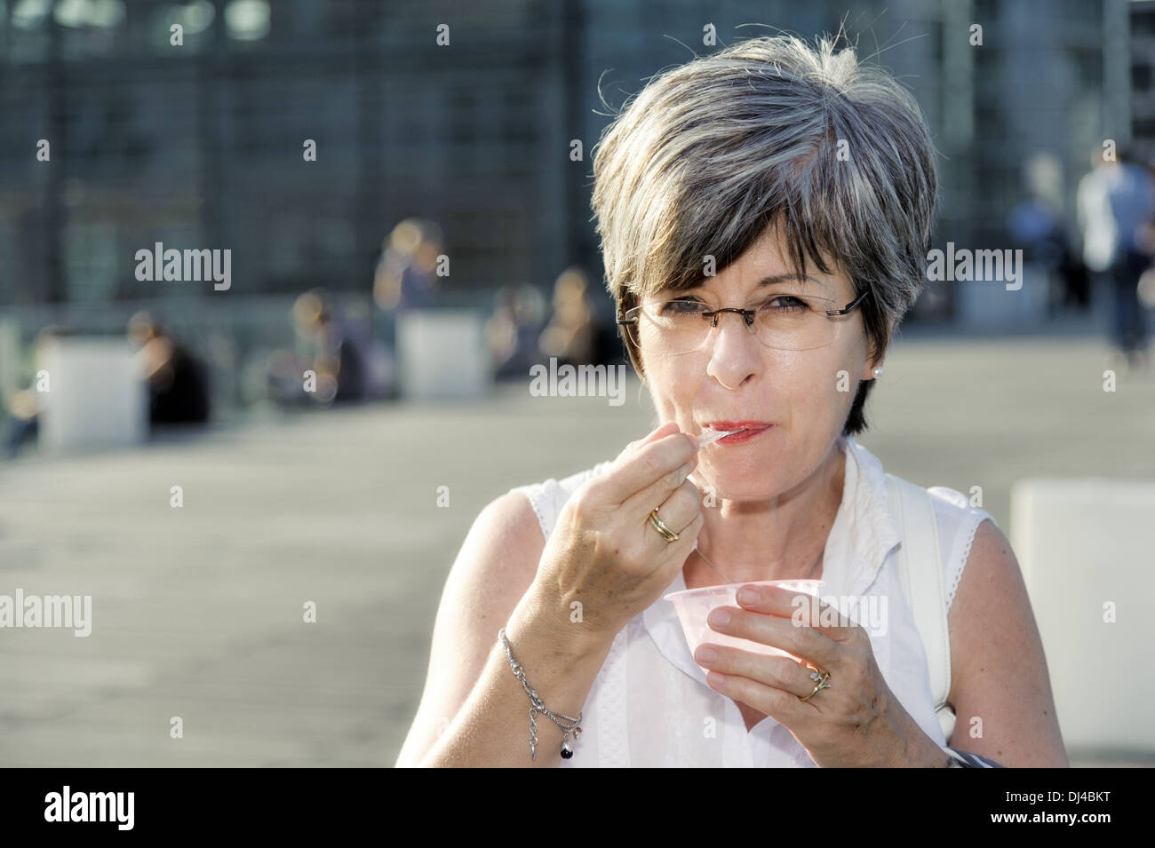 Porträt einer Frau, Eis essen Stockfoto