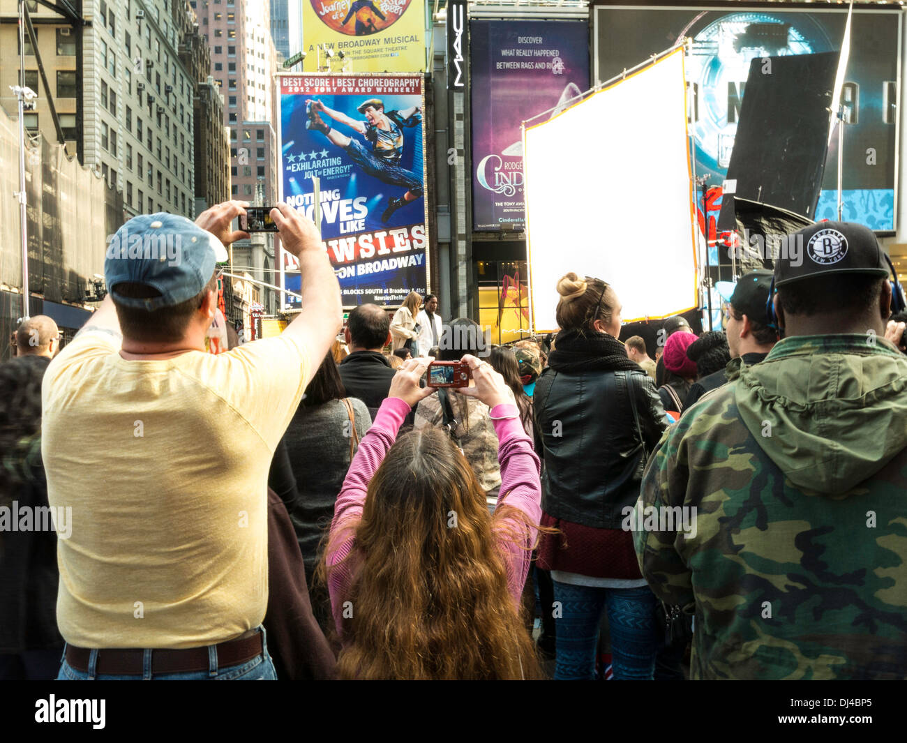 Touristen fotografieren kommerzielle Foto schießen, Times Square, New York, USA Stockfoto