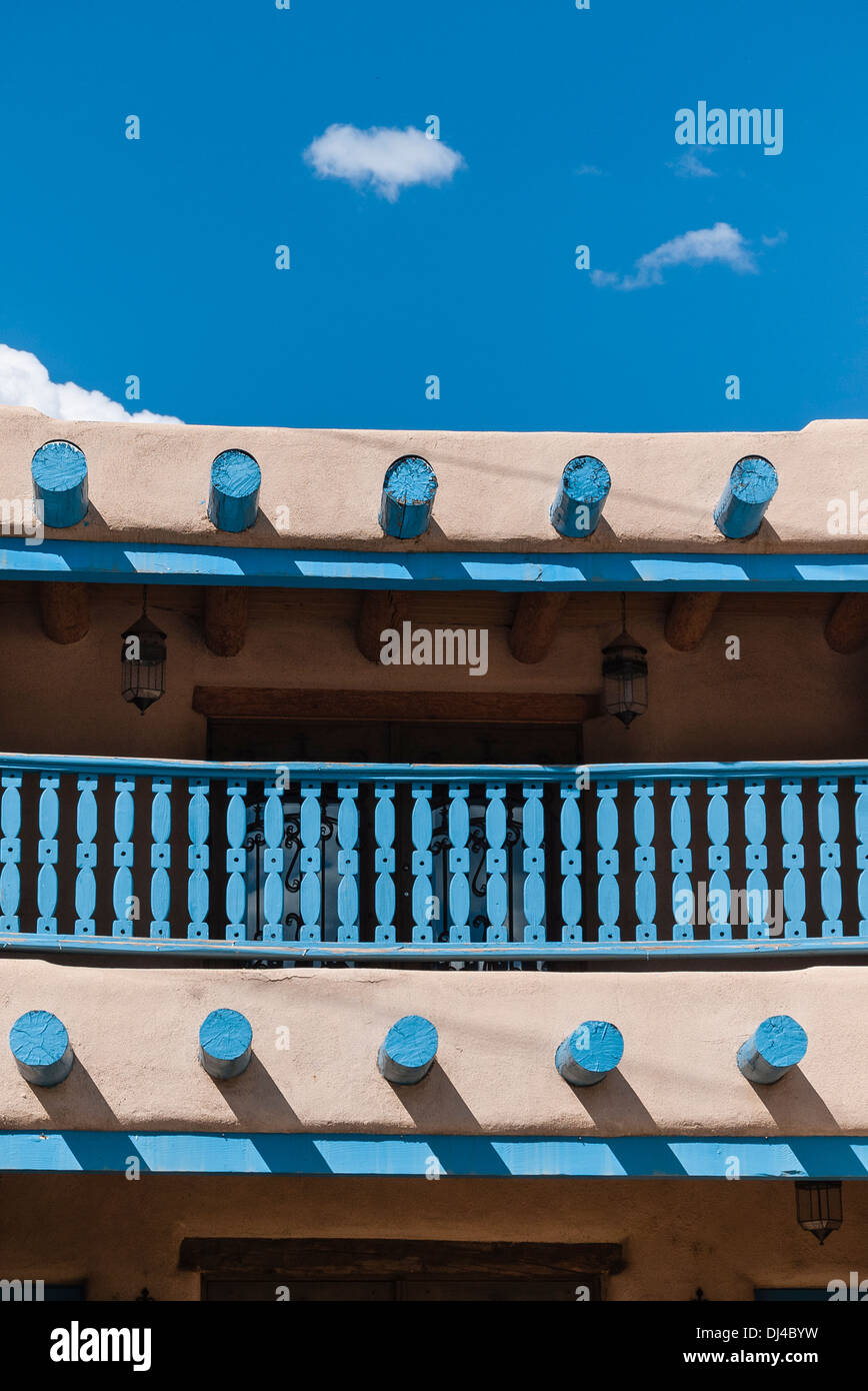 Detail der Balkon mit Vigas über Adobe Gebäude in Santa Fe, New Mexico, USA. Vigas und Balkon trim sind türkis lackiert. Stockfoto