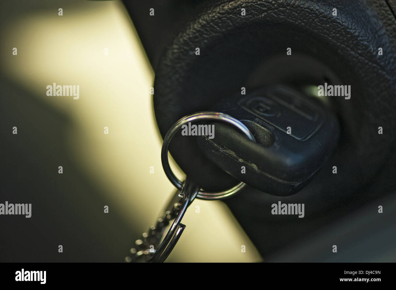 Autoschlüssel ist im Zündschloss Stockfoto