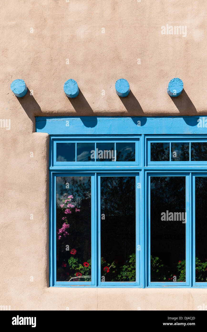 Detail der Adobe Gebäude Fenster mit hölzernen Vigas oben in Santa Fe, New Mexico. Windows und Vigas sind türkis lackiert. Stockfoto
