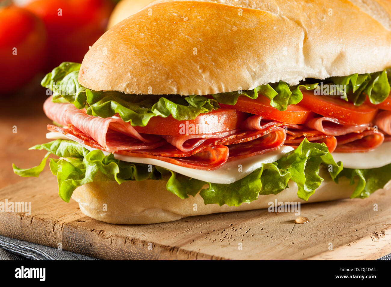 Hausgemachte italienische Sub Sandwich mit Salami, Tomaten und Salat Stockfoto