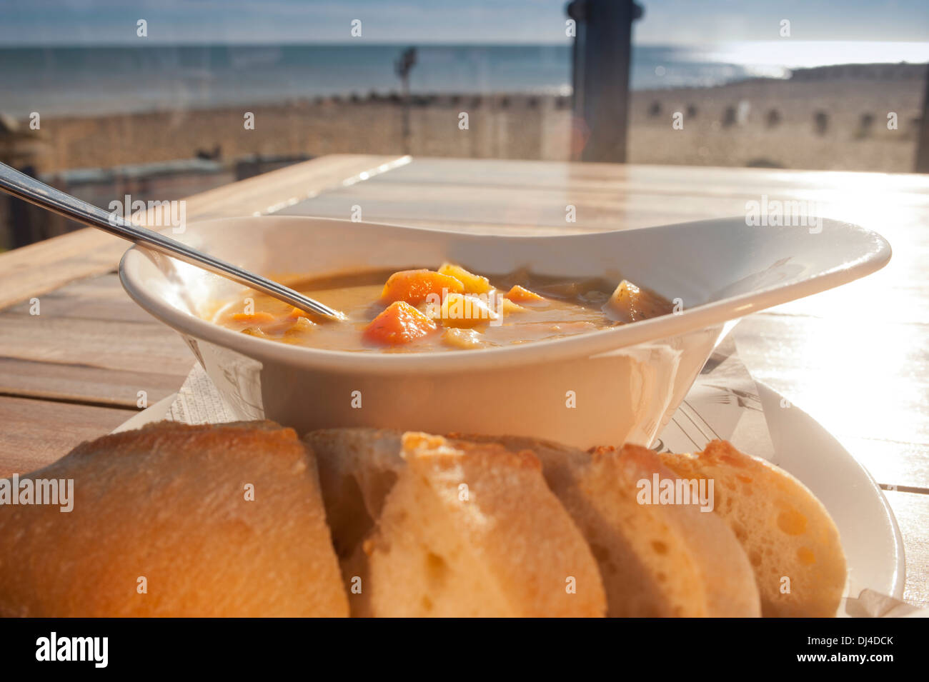 Gemüsesuppe und Brot serviert in einem Strand-Restaurant in England. Stockfoto