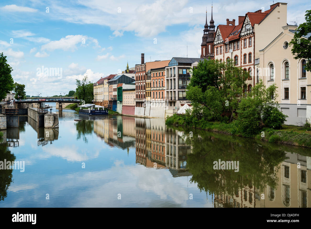 Stadt-Reflexion über Kanal des Flusses Odra, Opole, Polen Stockfoto