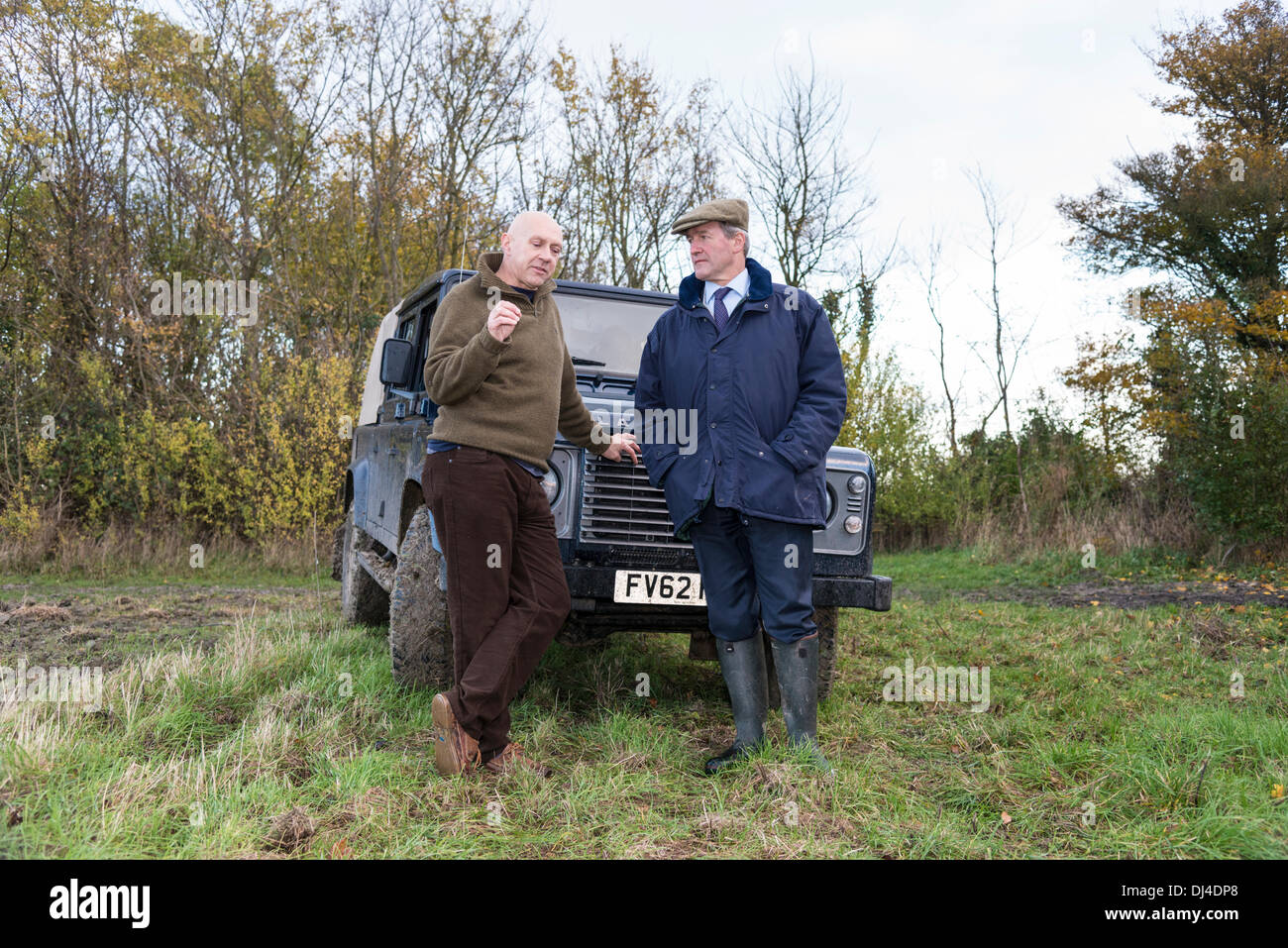 Lark Rise Farm, Barton, Cambridge UK  21. Nov, besucht 2013.Owen Paterson MP, Secretary Of State for Environment, Food and Rural Affairs, Lark Rise Bauernhof, Haus der Natur Restaurierung Vertrauen, Barton, Cambridge UK 21. November 2013. Landwirt Tim Scott zeigte der Secretary Of State rund um den Bauernhof, bevor sie sich mit Vertrauen Gründer und Chairman Robin Page trafen. Die Landschaft Restaurierung Trust ist eine Wohltätigkeitsorganisation, die Förderung der Tier-und Pflanzenwelt umweltfreundliche Landwirtschaft und Kampagnen für eine lebendige, arbeiten Landschaft wo kommerzielle Landwirtschaft mit Erhaltung koexistieren kann. Kredit Julian Eales/Alamy Live-Nachrichten Stockfoto