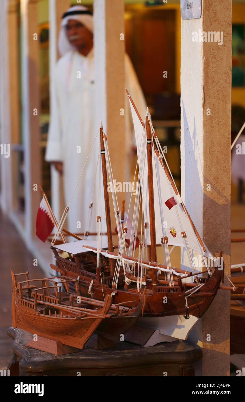 DOHA, Katar - 21. November 2013: Handgefertigte hölzerne Modelle verschiedener Dhau auf dem Display in einer Anzeige stehen das dritte traditionelle Dhow Festival, im Katara Cultural Village in der West Bay Area von Doha. Bildnachweis: Kunst, Reisen/Alamy Live-Nachrichten Stockfoto