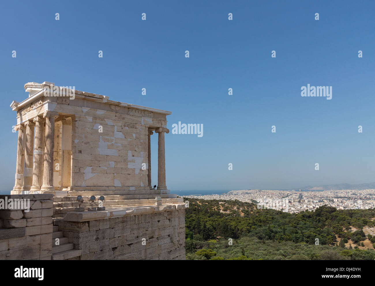 Der Tempel der Athena Nike auf der Akropolis, Athen, Griechenland mit dem antiken Griechenland Stadt hinter sich. Stockfoto