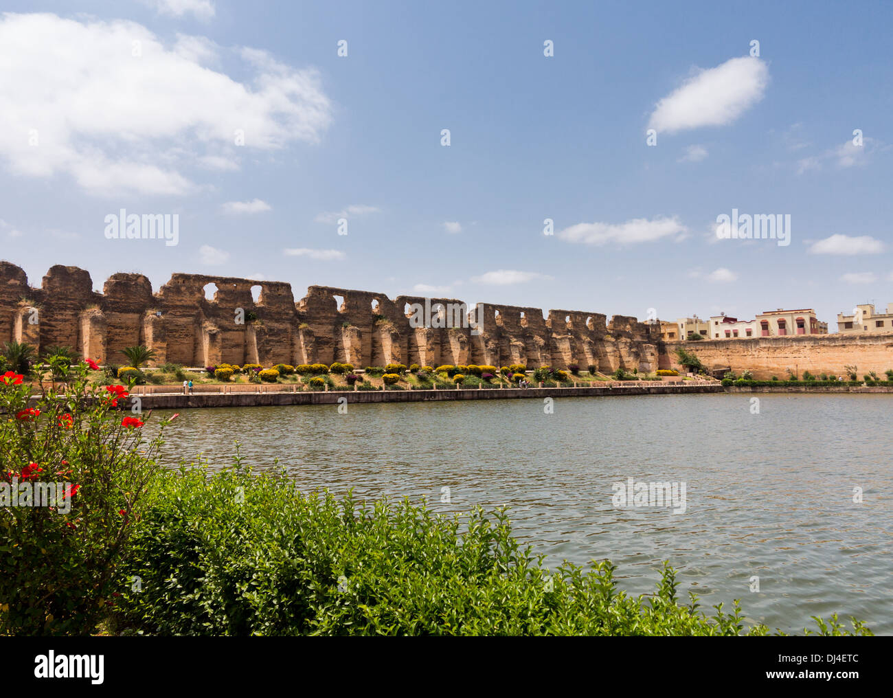 Sahrij Swani einen Becken-See / Reservoir mit alten verfallenen Mauern in Meknès, Marokko Stockfoto