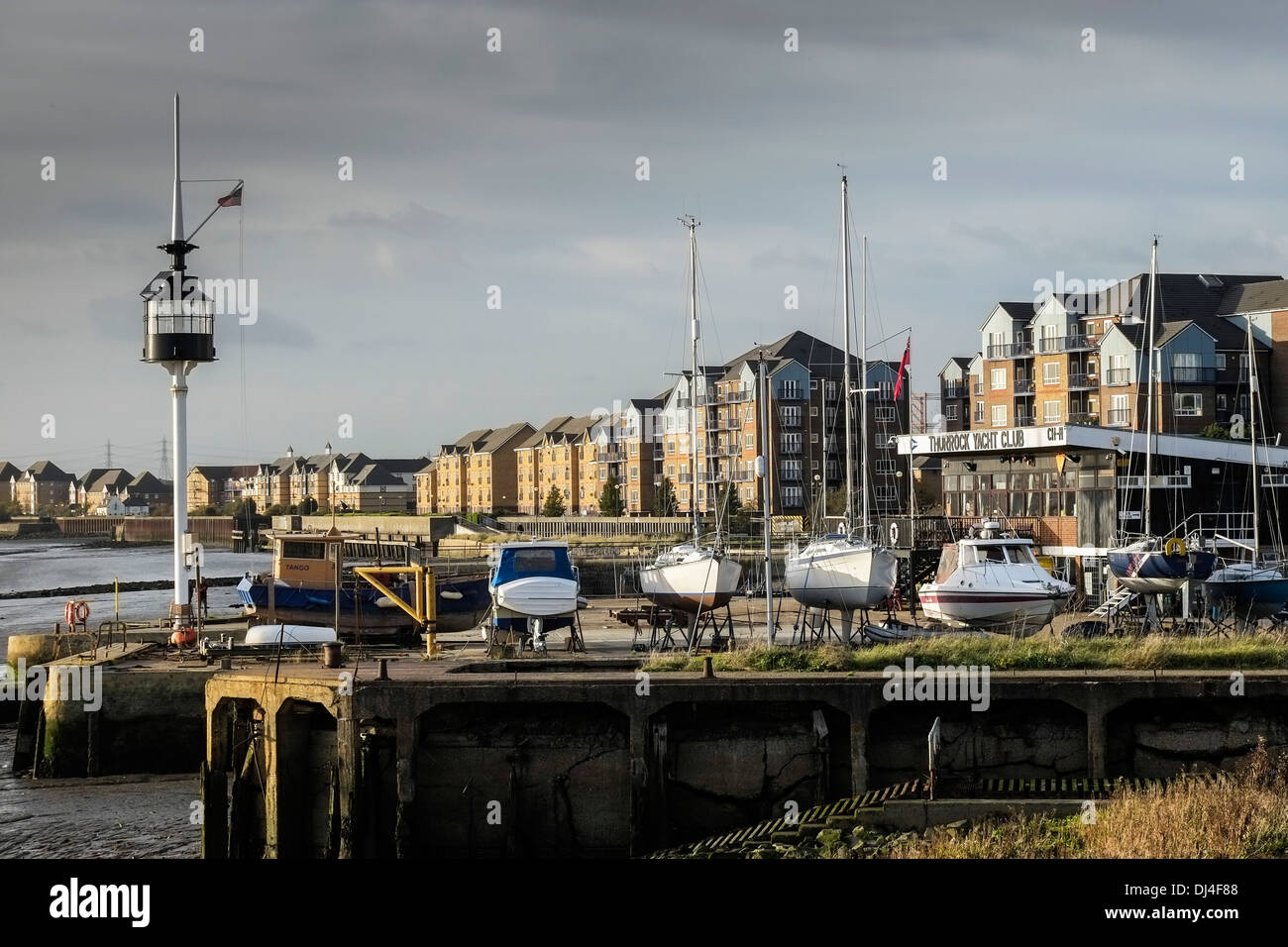 Immobilien mit Blick auf die Themse bei Grays in Essex. Stockfoto