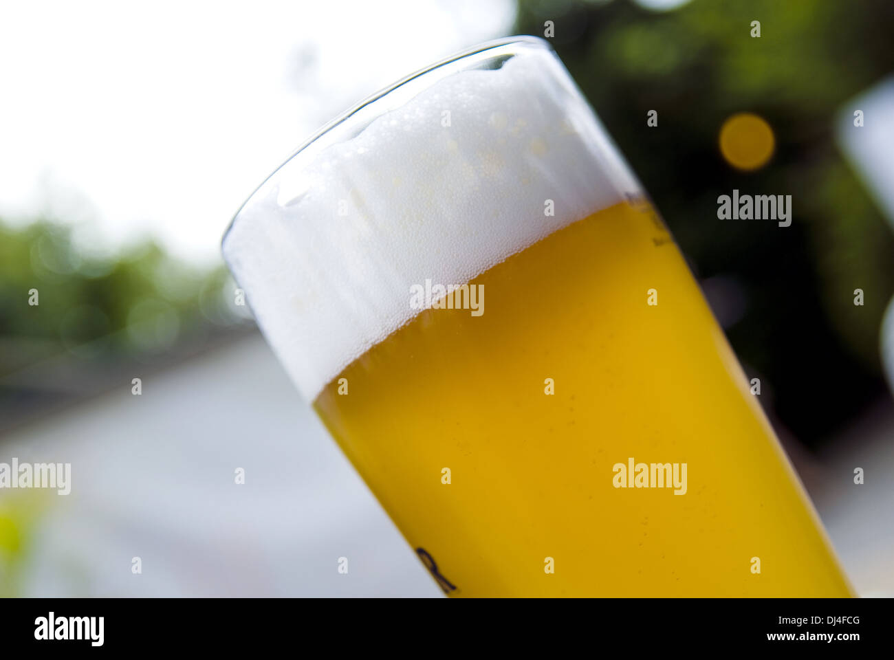 ein volles Glas Hefeweizen Bier Stockfoto