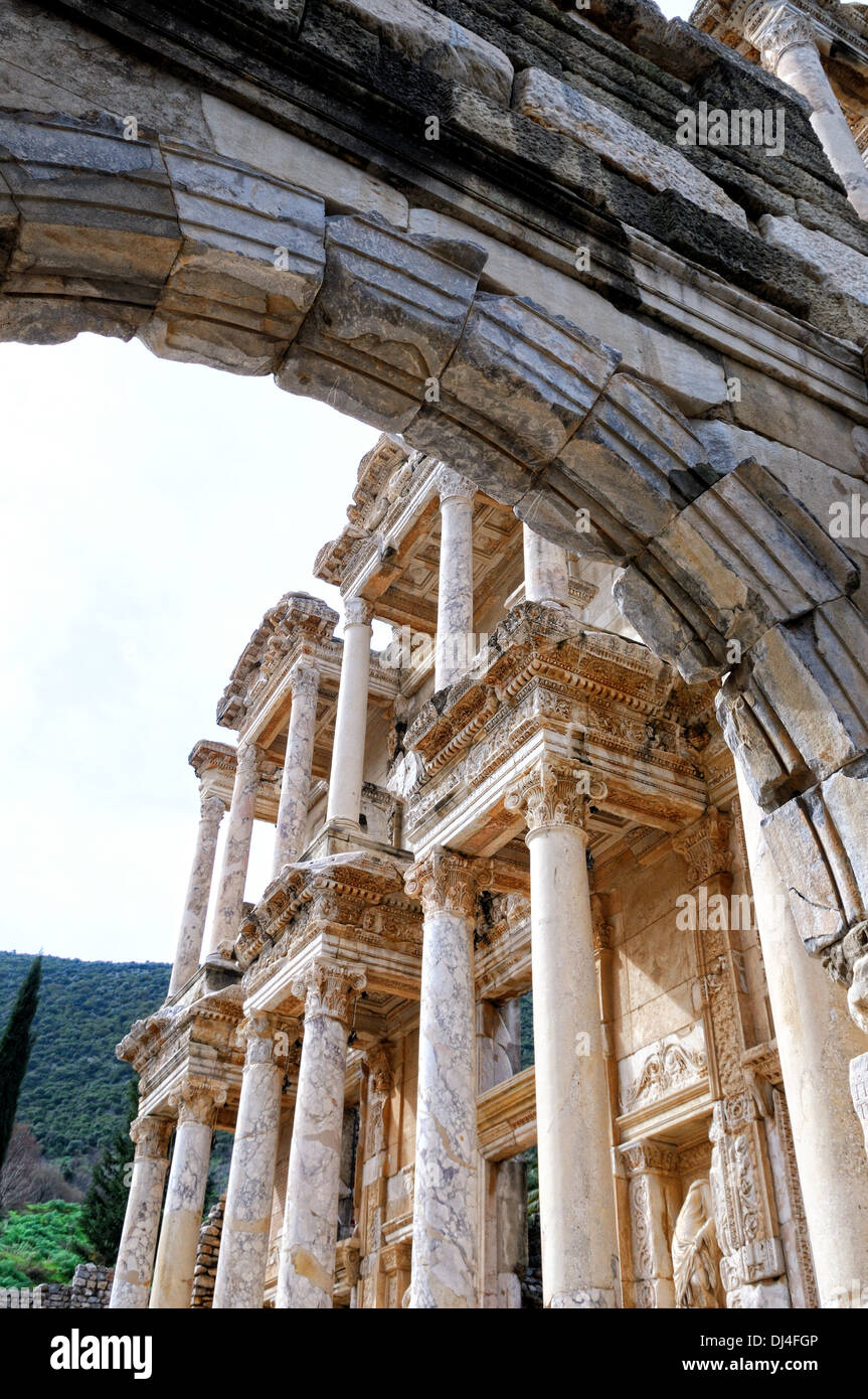 Ephesus-Celsus-Bibliothek unter dem Torbogen Stockfoto