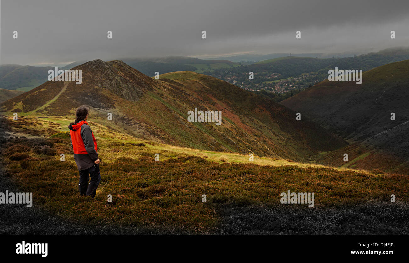Weibliche Walker am Lehrstuhl des Teufels auf Long Mynd, Shropshire, England, UK Stockfoto