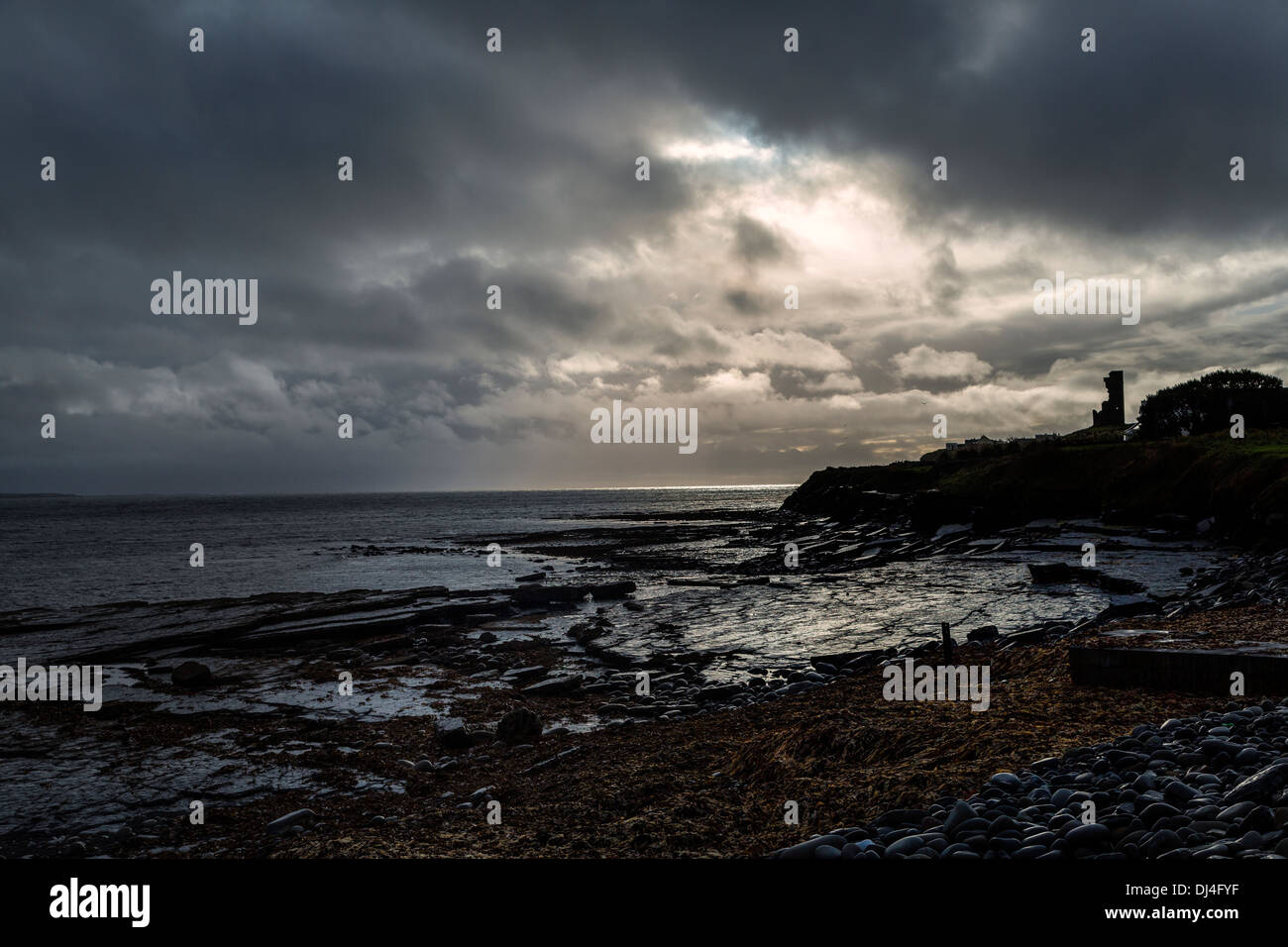 Strand bei Dämmerung, Liscannor, Westküste von Co. Clare, Irland Stockfoto